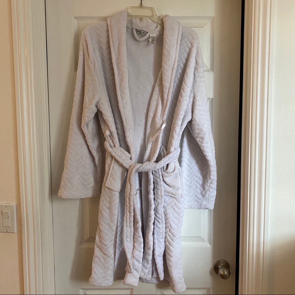 White Fluffy Bath Robe - Picture 3 of 6